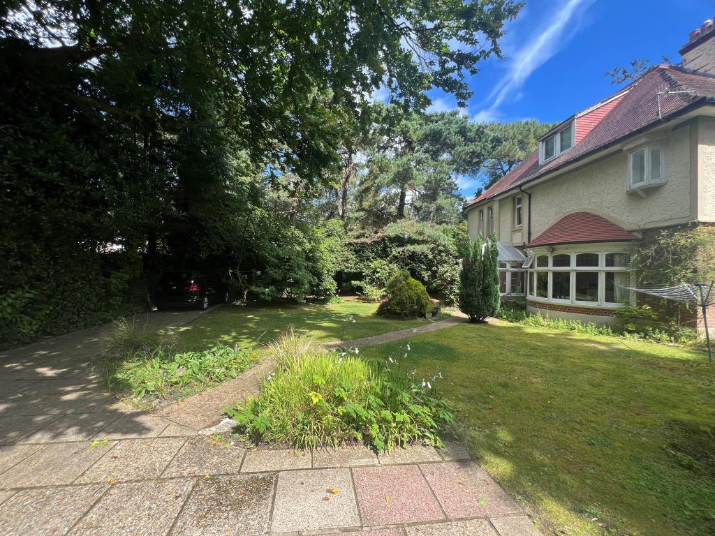 Lot: 103 - THREE-BEDROOM APARTMENT FOR IMPROVEMENT - Garden and driveway